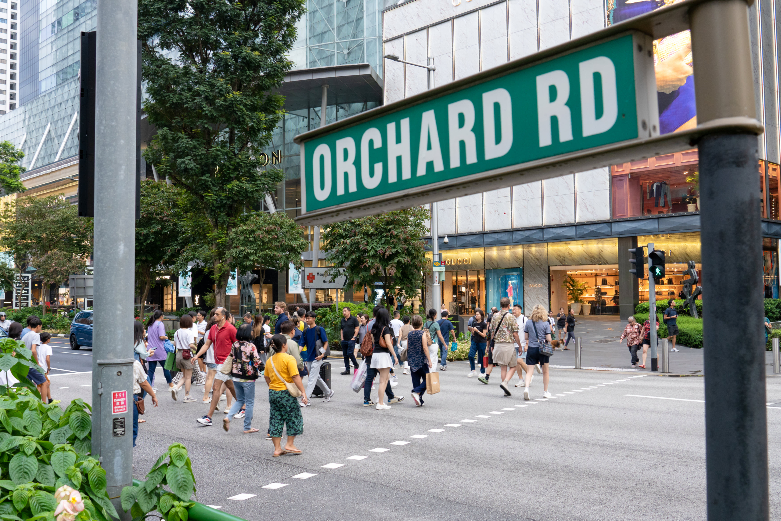 Orchard Road Singapore penuh pengunjung saat liburan.