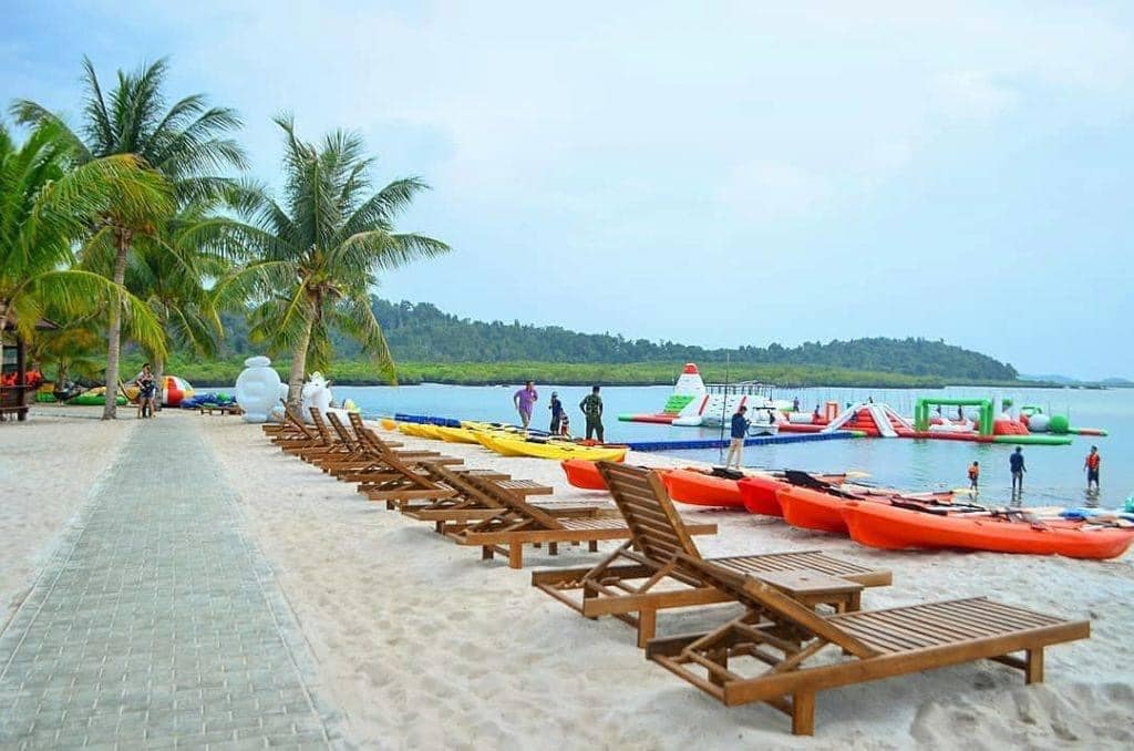 Water sports and relaxing hammocks at Ranoh Island.