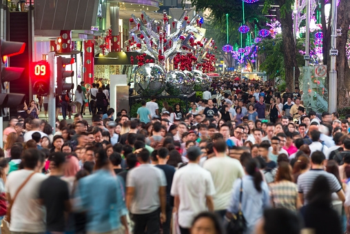 Orchard Road Singapore penuh pengunjung saat liburan.