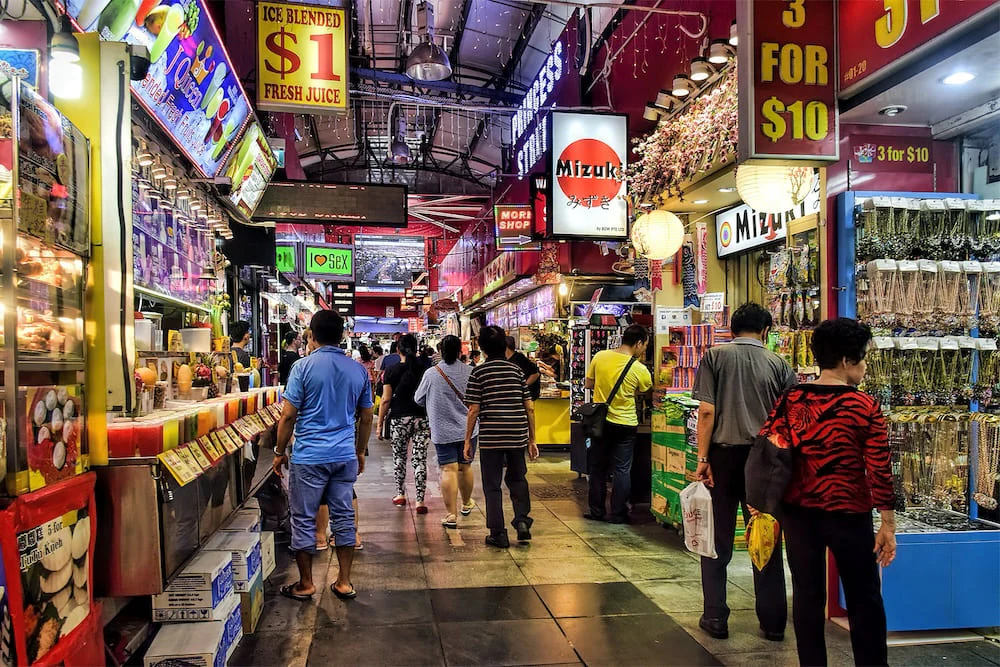 Bugis Street Singapore ramai pengunjung membeli oleh-oleh.