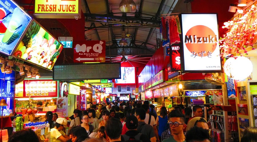 Bugis Street Singapore ramai pengunjung membeli oleh-oleh.