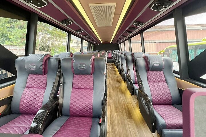 Rombongan turis naik bus tour lintas negara