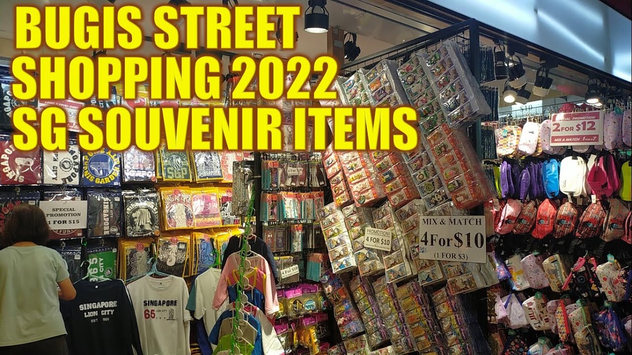 Bugis Street Singapore ramai pengunjung membeli oleh-oleh.
