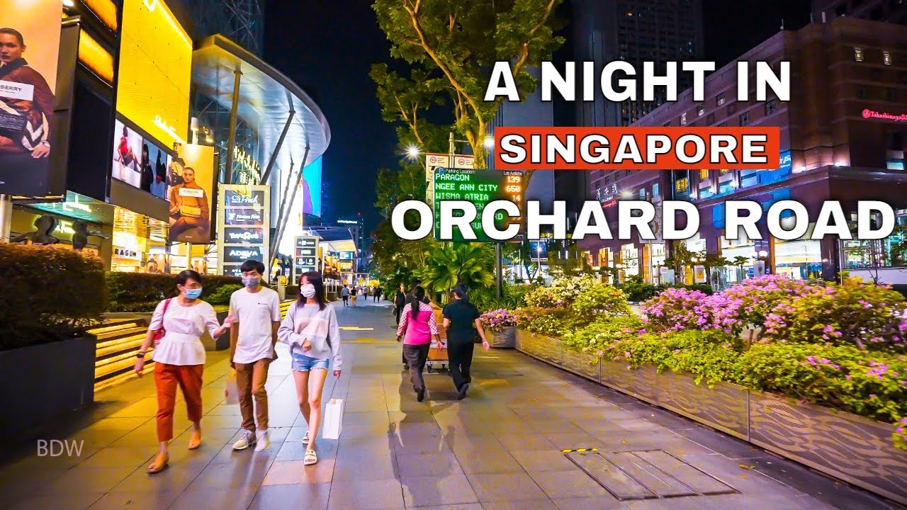 Orchard Road Singapore penuh pengunjung saat liburan.