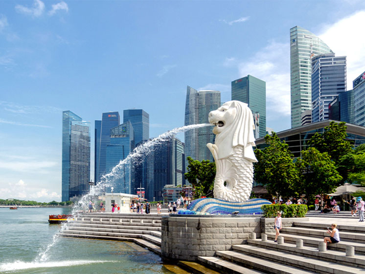 Turis berfoto di Merlion Park
